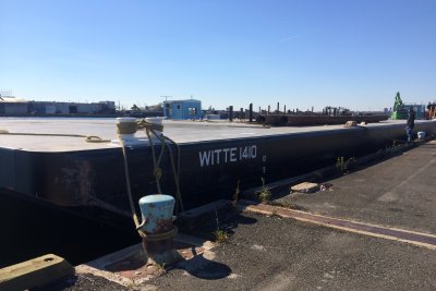 Deck barge