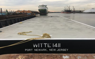 Deck barge